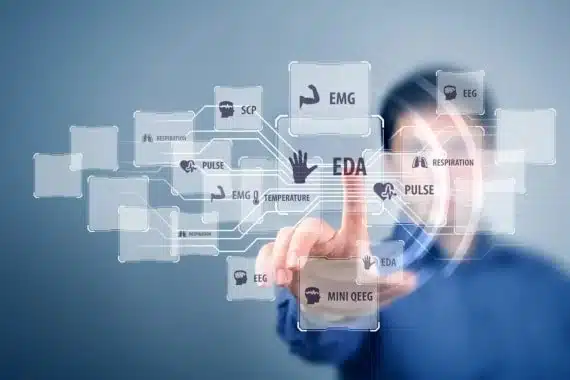 Illustration: Person umgeben von Icons für EMG, EEG, SCP, EDA, Puls, Atmung, Temperatur, Mini-QEEG